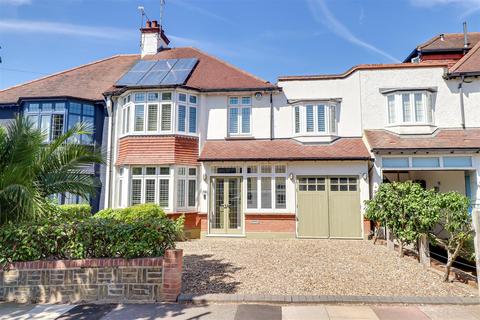 4 bed property, in Wellstead Gardens, £750,000