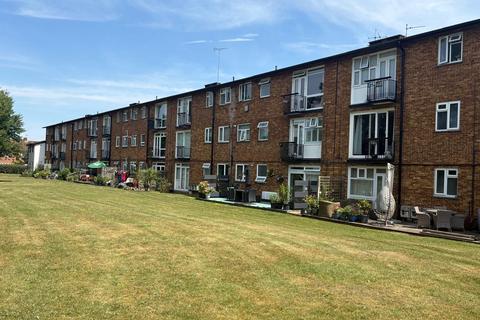 2 bed property, in Shirley Road, £290,000