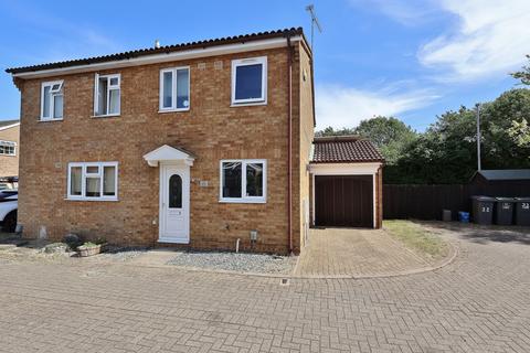 3 bed property, in Laxton Close, £350,000