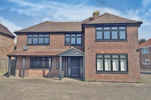 5 bed property, in Park Road, £475,000