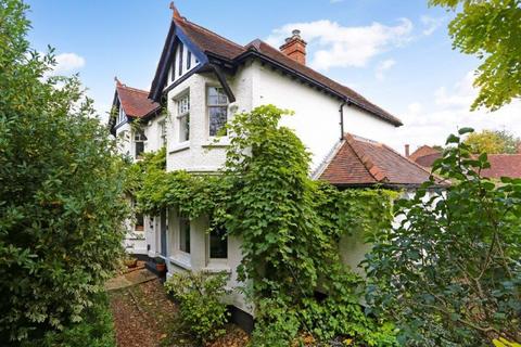 4 bed property, in Farnborough Road, £800,000