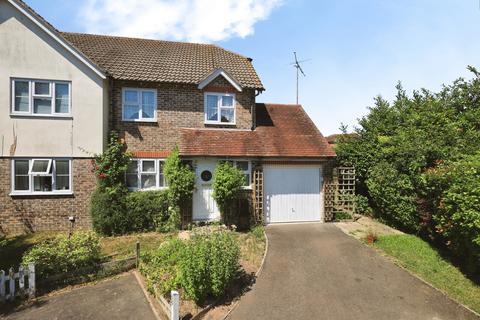 3 bed property, in Paynsbridge Way, £325,000