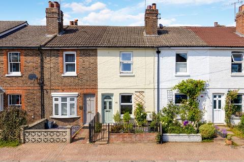 2 bed property, in Cromwell Road, £335,000