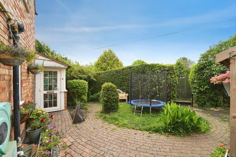 2 bed property, in Brookside, £240,000