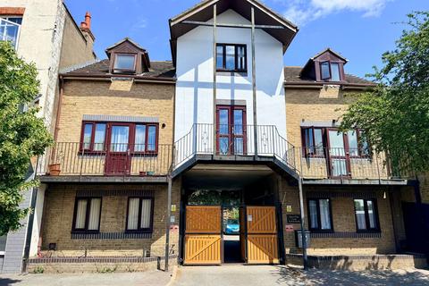 1 bed property, in Upper Dane Road, £150,000