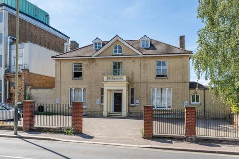 2 bed property, in Thorpe Road, £210,000