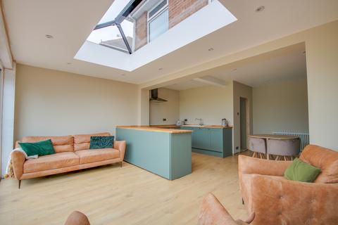 3 bed property, in GUIDE PRICE £400, £400,000