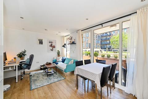 1 bed property, in Ashley Court, £325,000