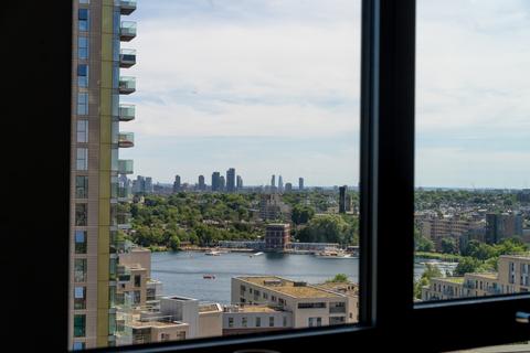 1 bed property, in Woodberry Grove, £475,000