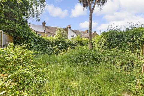 1 bed property, in Cavendish Road, £120,000