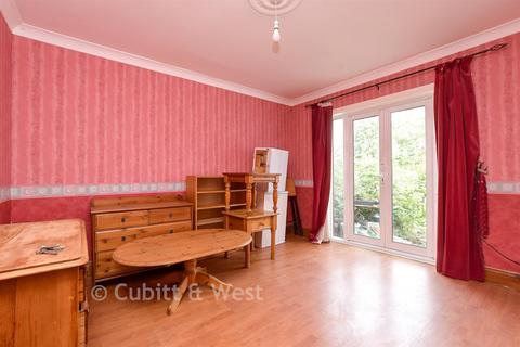 4 bed property, in Hilltop Road, £405,000