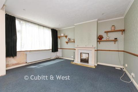 4 bed property, in Hilltop Road, £405,000