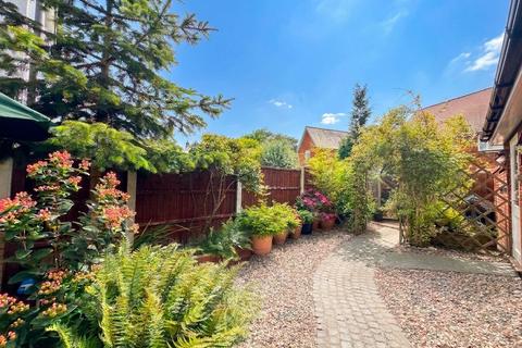 2 bed property, in Thistle Close, £350,000