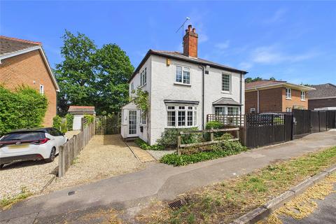 2 bed property, in Lightwater, £465,000