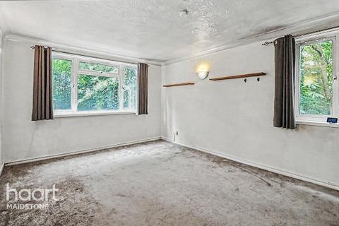 2 bed property, in Sandling Lane, £110,000