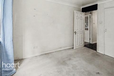 2 bed property, in Sandling Lane, £110,000
