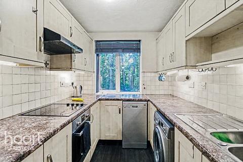 2 bed property, in Sandling Lane, £110,000
