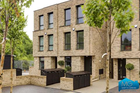 4 bed property, in Lion Yard, £700,000
