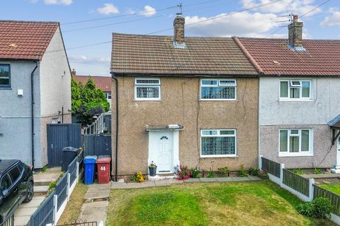 3 bed property, in Dennett Road, £165,000