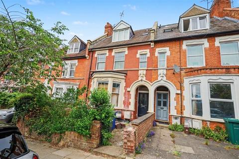 2 bed property, in Elm Park Road, £225,000