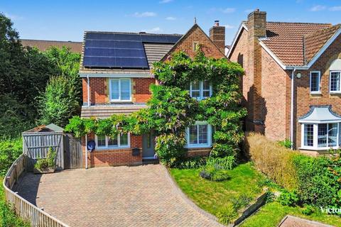 4 bed property, in Periwinkle Drive, £465,000