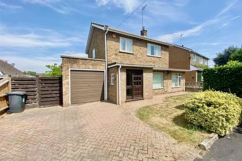 3 bed property, in Royston Avenue, £349,000