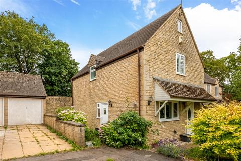 3 bed property, in Wychwood Paddocks, £550,000