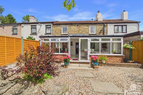 4 bed property, in Grove Road, £325,000