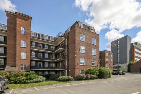 2 bed property, in Wellington House, £310,000