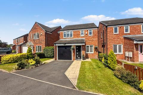 3 bed property, in Halls Close, £300,000