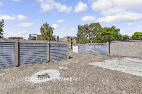 2 bed property, in Mulgrave Road, £280,000