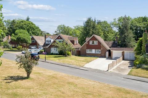 5 bed property, in Farnham Lane, £750,000