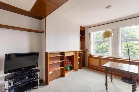 1 bed property, in Twynholm Mansions, £325,000