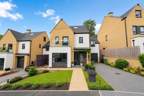 5 bed property, in Sungleam Hill, £795,000