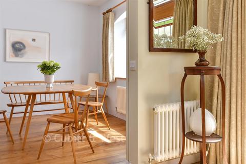3 bed property, in De Montfort Road, £775,000