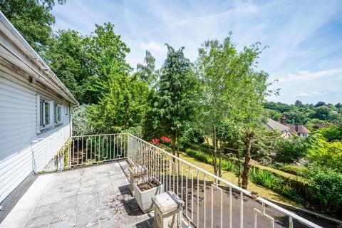 5 bed property, in Woodhurst Park, £1,095,000