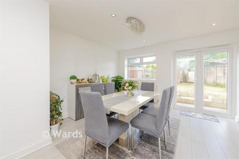 4 bed property, in Maple Road, £500,000