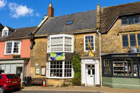 7 bed property, in The Square, £550,000