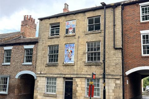 2 bed property, in High Street, £120,000