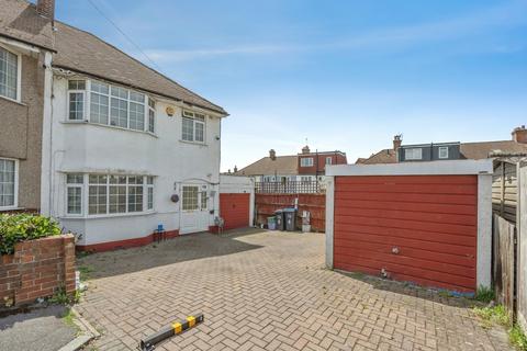 3 bed property, in Oriel Close, £525,000