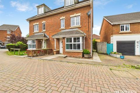 4 bed property, in Fenwick Way, £155,000