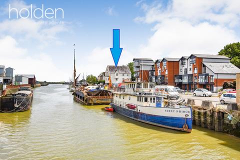 2 bed property, in Chandlers Quay, £385,000