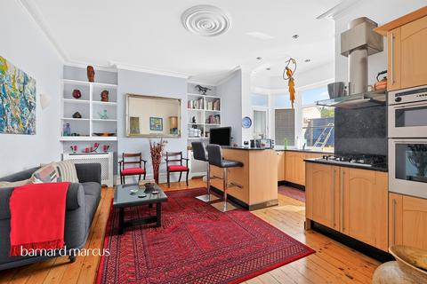 2 bed property, in Upper Richmond Road West, £925,000