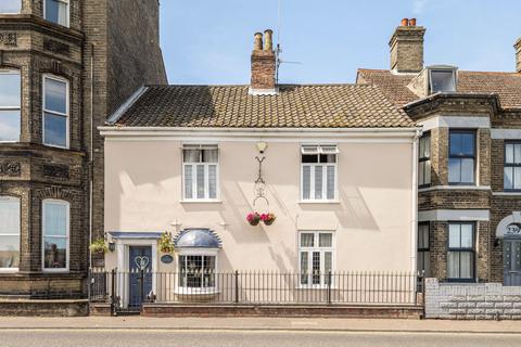 3 bed property, in High Street, £270,000
