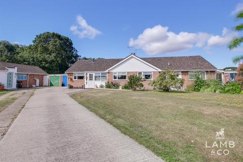 2 bed property, in Meadow Close, £350,000