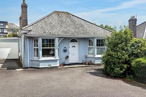 3 bed property, in Falmouth TR11, £375,000