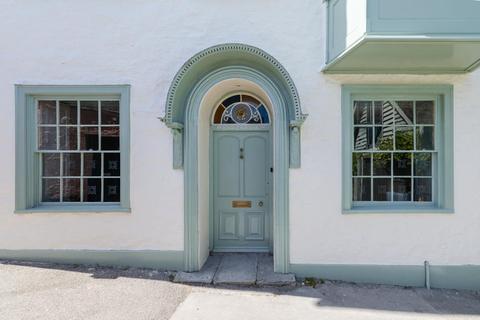 5 bed property, in Eagle House II, £1,295,000