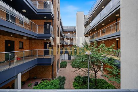 1 bed property, in Thornbury Way, £350,000