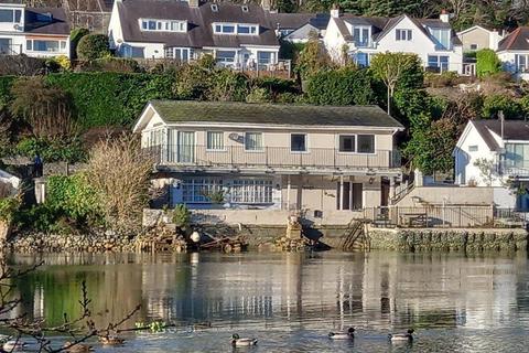 4 bed property, in Cadnant Road, £475,000