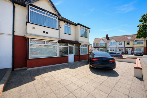4 bed property, in Burnham Gardens, £730,000